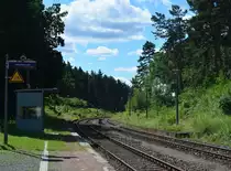 Klein aber fein. Im Bahnhof Börnecke im Harz hat sich seit dem Mauerfall kaum etwas verändert. Hier hat der Charme der Nebenbahn überlebt. Heute ist der Bahnhof Bedarfshalt. Bei Mitfahrt muss man sich beim hier ansässigen Fahrdienstleiter melden. Heute ist hier nur noch der Hausbahnsteig in Betrieb und nur noch sehr selten kreuzen hier Züge da das Gleis 2 relativ kurz ist und für fast alle Güterzüge zu kurz ist.

Börnecke 06.08.2017