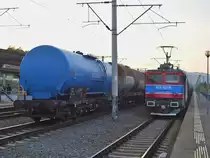 E-Lok 91-53-0-40-1014-2 als Schiebelok einer Kesselwagengarnitur in Bahnhof Campina am 01.10.2017.