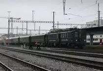 Eurovapor: BDe 3/4 Nr. 43 «Apfelsaft-Express» und Waggons der Swiss Classic Train, anlässlich der  Züriost-Founduefahrt  im Bahnhof Effretikon. Nun muss der Fonduezug eine Weile im Regen warten, als er vom Abstellgleis zum Gleis 8 anfahren darf, bis dahin endlich losfahren darf... Sonntag, 19. November 2017

(Route des Founduezuges: Effretikon-Winterthur-Elgg-St. Gallen-Romanshorn-Ermatingen-Schaffhausen-Eglisau-Bülach-ZH Seebach-Effretikon-Winterthur-Elgg.)