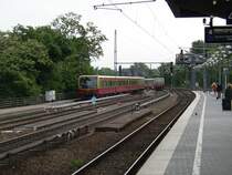 Bahnhof Berlin Zoologischer Garten am 05.06.05. Links f�hrt eine S-Bahn durch und rechts f�hrt eine aus dem Bahnhof. Um welche S-Bahn Linien es sich hierbei handelt, ist mir allerdings unbekannt.
