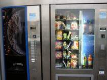 Auch so etwas kann man ruhig mal zeigen. Snackautomaten an den Bahnsteigen geh�ren zum Alltag eines Bahnreisenden. Diese Automaten stehen �brigens in Trier.