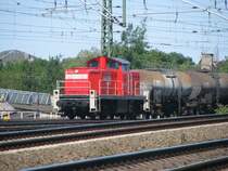 Die 290 570-1 ist mit einem kurzen �bergabezug Richtung Dohna  unterwegs.18.05.07