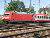 101 025-5 mit einem EC von Hamburg kommend weiter nach Prag fahrend kurz vor Dresden-HBF.18.05.07