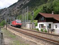 Am 11.07.2005 f�hrte uns unsere Wandertour auf die BLS-S�drampe. An der Rarnerkumme ist dieser IC mit 460 061-5 unterwegs von Basel nach Brig. Rechts von uns und nicht im Bild befindet sich der Tunneleingang des 107m langem Schluchitunnels. 
�brigens, reine Wanderzeit von Hohtenn bis hierher sind gute 30 bis 45 min. Wir brauchten mehr als das Doppelte, der Weg ist eben das Ziel.