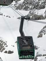 Nach dem Schneefall in der vergangenen Nacht zum 16.05.2007 haben die ersten Fahrten der Seilbahn auf den 2502 m hohen S�ntis im Appenzeller Land auch immer damit zu tun, den auf den Seilen festgefrorenen Schnee abzuwerfen, vor allem f�r die in der Kabine sitzenden Passagiere ein Erlebnis