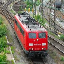 Eine E 151 128-6 auf dem Weg zum Rangierbahnhof Hagen-Vorhalle. 