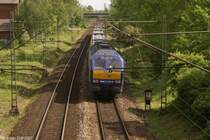 DE 2700-09 schiebt eine NOB nach Hamburg-Altona.Pinneberg, Fu�g�ngerbr�cke Peinerweg , 17.5.2007