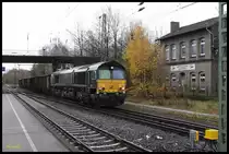 Class 66 fährt mit einem Leerzug aus Georgsmarienhütte kommend am 24.11.2017 in den Bahnhof Hasbergen ein. Rechts ist der ehemalige Personenbahnhof der Werkbahn Hasbergen - Georgsmarienhütte zu sehen, der heute der AWO als Domizil dient.