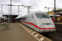 808 045-9 (Tz 229  Delitzsch ) und 402 024-4 (Tz 224  Saalfeld (Saale) ) als ICE 538  Zugspitze  (Linie 25) von München Hbf nach Bremen Hbf bzw. ICE 588 (Linie 25) nach Hamburg-Altona erreichen den Bahnhof Fulda auf Gleis 6. [22.10.2017 | 14:05 Uhr]