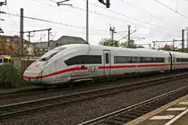 Obwohl 412 005-8 erst seit wenigen Monaten im ICE-Verkehr eingesetzt wird, hat er bereits ordentlich Dreck angesammelt. Hier erreicht er als unbekannter ICE den Bahnhof Fulda auf Gleis 4. [22.10.2017 | 14:06 Uhr]
