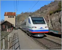 Ein Cisalpino ETR 470 auf dem Weg Richtung Italien auf dem Talseitunge Gleis bei der Durchfahrt in Ausserberg.
16. März 2007