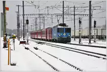 RE1737 mit der Ge 4/4 II 619  Samedan  in Felsberg. (19.11.2017)