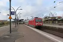 Am 25.10.2017 erreicht 101 122 mit IC2279 nach Karlsruhe den Hauptbahnhof Heidelberg.
