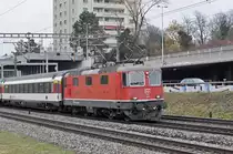 Re 4/4 II 11146 fährt Richtung Bahnhof Muttenz. Die Aufnahme stammt vom 20.11.2017.