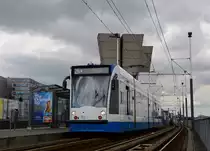 13.07.2017, Amsterdam, Piet Heinekade. Siemens Combino #2133 steht an der Hatlestelle Muziekgebouw Bimhuis.