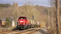 Am 27. Februar 2017 wird die Übergabe zum Chemniewerk in Greiz-Döhlau von 261 046-7 gefahren. Hier drückt die Diesellok die Kesselwagen gerade zurück in den Bahnhof. 