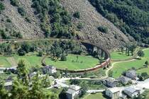 RhB - Regionalzug 464 von Tirano nach St.Moritz am 29.08.1993 auf Kreisviadukt Brusio mit Triebwagen ABe 4/4 II 49 + ABe 4/4 II 42 - 2x B - BD - 4x B. Hinweis: gescanntes Dia.
