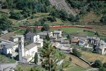 RhB - Regionalzug 464 von Tirano nach St.Moritz am 29.08.1993 in der 70-Promille-Rampe kurz vor Brusio mit Triebwagen ABe 4/4 II 49 + ABe 4/4 II 42 - 2x B - BD - 4x B. Hinweis: gescanntes Dia.
