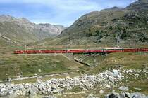 RhB - Regionalzug 464 von Tirano nach St.Moritz am 30.08.1993 auf unterer Berninabachbr�cke mit Triebwagen ABe 4/4 II 41 + ABe 4/4 II 46 - B - BD - 4x B. Hinweis: gescanntes Dia.
