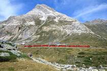 RhB - Regionalzug 464 von Tirano nach St.Moritz am 30.08.1993 etwa 300m vor Bernina Lagalb mit Triebwagen ABe 4/4 II 41 + ABe 4/4 II 46 - B - BD - 4x B. Hinweis: gescanntes Dia.
