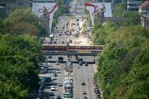 Eine Berliner S-Bahn auf der Stadtbahn kurz vorm Bahnhof Tiergarten. Blick auf die Strasse des 17.Juni, Aufnahme von der Siegess�ule. Im Hintergrund das Charlottenburger Tor, das Schaede 1908 errichtete. Es wird z.Zt. restauriert. Beim Ausbau der Strasse 1936 wurden die Teile des Tors betraechtlich auseinanderger�ckt.