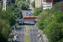 Eine S-Bahn auf dem Weg vom Tiergarten zum Bahnhof Bellevue, Blick auf die Altonaer Strasse. Von der Siegess�ule aufgenommen.