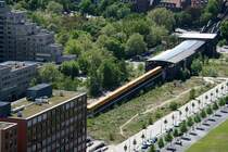 U-Bahn Berlin: Eine Bahn der Linie U2 f�hrt gerade vom Untergrund kommend vom U-Bahnhof Potsdamer Platz in den Hochbahnhof Mendelssohn Bartholdy Park ein. Dieser Bahnhof wurde erst in den 90er Jahren errichtet, weil sonst die Strecke zwischen Potsdamer Platz und Gleisdreick zu lang f�r eine haltlose Fahrt schien. Aufnahme vom Tower des Potsdamer Platzes.