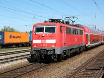 111 177-2 in Olching auf den Gleis f�r G�terz�ge. Sie f�hrt nach Augsburg.