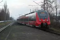 442 358 als S2(Güstrow-Warnemünde)bei der Ausfahrt im Haltepunkt Rostock-Holbeinplatz, aus Richtung Rostock-Bramow nährte sich schon 193 821 der Firma SETG.02.12.2017
