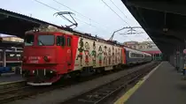 E-Lok 91-53-0-410148-7 wartet am 19.11.2017 mit zwei Personenwagen auf Abfahrt im Nordbahnhof Bukarest.