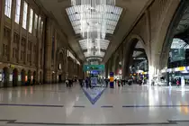 Blick in die bereits weihnachtlich geschmückte Halle des Querbahnsteigs in Leipzig Hbf.
 [31.10.2017 | 12:48 Uhr]