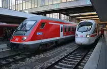 RE4010  München-Nürnberg-Express  nach Nürnberg Hauptbahnhof trifft am Morgen des 14.8.2017 im Münchener Hauptbahnhof auf 411 503-6  Paderborn  als ICE1512 nach Ostseebad Binz.