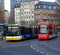Bus trifft Bahn. MVG MAN Lions City G Wagen 734 und Stadler Variobahn 232 (Möbel Martin Vollwerbung) am 02.12.17 in Mainz Hauptbahnhof