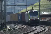 BLS Vectron Re 475 403 zieht ihren Güterzug am 19.10.2017 in Wynigen BE in Richtung Basel.