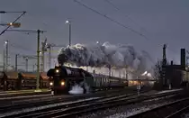 Bei fortgeschrittener Dämmerung,inklusive Verspätung,verlässt die Dampflokomotive 01 519 mit dem Sonderzug nach Tübingen nach dem Besuch des Weihnachtsmarktes die Stadt Regensburg.
Bild 2.12.2017