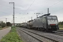 Mit einem Containerzug aus Rotterdam Waalhaven fuhr am 16.09.2016 die MRCE/SBBCI ES 64 F4-990 (189 090-4) durch die Bahnanlagen von Müllheim (Baden) in Richtung Basel.