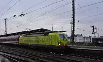 Da die 110 169 kurzfristig aufgrund eines Schadens ausfiel zog 193 553 den Sonderzug von Münster bis Hagen. Ab dort übernahm die 01 150 den Sonderzug zum Aachener Weihnachtsmarkt. Hier steht die 193 553 mit dem Sonderzug in Hamm und wartet auf Abfahrt.

Hamm 25.11.2017