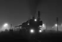 Fast wie noch zu Dampflokzeiten. 01 150 steht mit dem Sonderzug nach Rüdesheim in Mönchengladbach Hbf bereit während die Lokbesatzung sich noch einmal alles überprüft. 

Mönchengladbach Hbf 02.12.2017