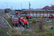233 179-1, 294 702-6 DB und ein Schneepflug im Hintergrund sind u.a. im Bw Halle G neben der alten Drehscheibe abgestellt. Aufgenommen von der Berliner Brücke. [31.10.2017 | 16:23 Uhr]