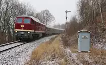 Am 03.12.17 gab es einen Weihnachtssonderzug nach Thüringen der IG Dampflok Nossen e.V.
Der Zug fuhr von Nossen - Döbeln - Gera nach Saalfeld in Thüringen und der erste Schnee fiel auch im Flachland.
Gefahren wurde mit 201 101-3 und 232 601-5 der WFL.
Ab Gera war dann die 232 601-5 die Zuglok.
Hier ist diese zu sehen in der Ausfahrt von Pößneck oberer Bahnhof.