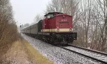 Am 03.12.17 gab es einen Weihnachtssonderzug nach Thüringen der IG Dampflok Nossen e.V.
Der Zug fuhr von Nossen - Döbeln - Gera nach Saalfeld in Thüringen und der erste Schnee fiel auch im Flachland.
Gefahren wurde mit 201 101-3 und 232 601-5 der WFL.
Ab Gera war dann die 232 601-5 die Zuglok.
Hier ist diese zu sehen in der Ausfahrt von Pößneck oberer Bahnhof.