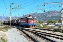 Güterzug Richtung Bar mit E-Lok 461-044 von Montecargo.
Aufgenommen am 30.10.2017 um 11:46 Uhr kurz vor dem Hauptbahnhof Podgorica. 