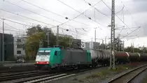 Die Cobra 2829 kommt aus Richtung Köln,Aachen-Hbf,Aachen-Schanz mit einem Kesselzug aus Ludwigshafen-BASF nach Antwerpen-BASF(B) und fährt in Aachen-West ein. 
Aufgenommen vom Bahnsteig in Aachen-West. 
Bei Regenwolken am Nachmittag vom 5.11.2017.
