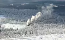 Schon von weitem kann man 99 5901 mit ihrem Traditionszug P8991 (Wernigerode - Brocken) sehen. Der Zug befindet sich zwischen den Blockstellen Goetheweg und Brockenmoor.

Brocken, 02. Dezember 2017