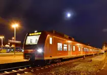 424 019-8 steht als S1 nach Haste unter dem hellen halbmond in Minden auf Gleis 10. Normalerweilse wendet die S1 auf Gleis 13 da dort aber der Bahnsteig wegen einen tragischen Personenunfalls noch gesperrt war wurden nur die Gleise 1 und 10 angefahren was diese fast einmalige Aufnahme ermöglichte. 
Vielen dank an Olli für die Bearbeitung des Bildes.

Minden 25.11.2017