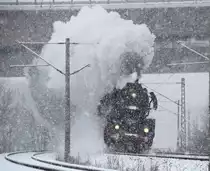Um ein paar ICEs oder Hamster im Schnee zu fotografieren bin ich mit dem Rad an die KBS 580 gefahren. Als ich gerade nach einer guten Stelle gesucht habe, traute ich meinen Ohren nicht: Ein lautes Dampflokpfeifen war zu hören und wenige Augenblicke später war sie dann auch da... Das nennt man Fotografenglück, hatte ich doch eigentlich gar nicht mit einem Dampfzug gerechnet. Später erfuhr ich, dass es 41 1144 mit einem Sonerzug von Greiz nach Eisenach war.

Neudietendorf, 03. Dezember 2017