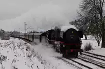 Die Dampflok BR 01 180-9 vom Bayerischen Eisenbahnmuseum in Nördlingen mit dem traditionsreichen Christkindl-Express Sonderzug nach Salzburg am 02.12.17 Aufgenommen zwischen Übersee und Bergen im Chiemgau