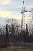 Stilleben: Spannwerk,Lademaß und Mast in Großvoigtsberg an der Zellwaldbahn. 
03.12.2017 15:35 Uhr.