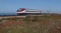 Nicht nur die Fahrgäste des Alfa Pendular 141 von Lissabon Santa Apolónia nach Guimaraes haben den Atlantik im Blick, als Triebzug 4003 durch die zwischen Espinho und Granja liegende Dünenlandschaft fährt (12.10.2017).