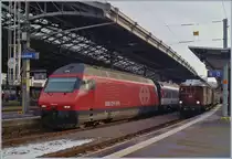 SBB Re 460 113-4 mit einem IR Brig - Genève und BLS Ae 6/8 208 mit ihrem Pullmann Weihnnachts-Express beim Halt in Lausanne.
2. Dez. 2017